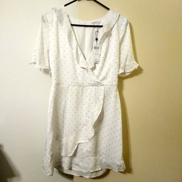 NWT ~BCBG Generation Flutter Sleeve Mini Dress in White with Mini Polka Dots - Picture 1 of 2